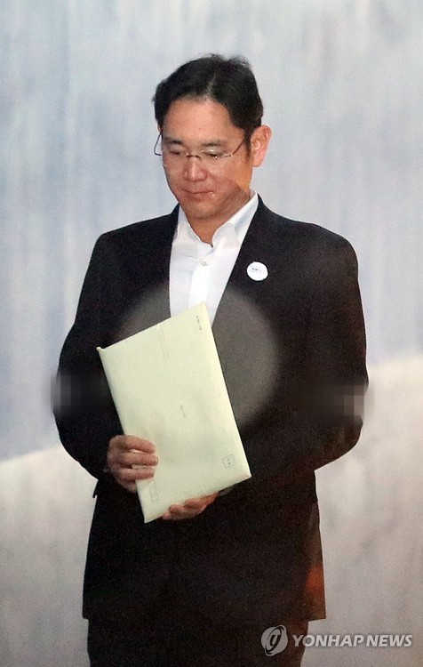 서류봉투 든 이재용 (서울=연합뉴스) 이지은 기자 = 이재용 삼성전자 부회장이 18일 오전 서울 서초구 서울고등법원에서 열린 항소심 속행 공판에 출석하기 위해 호송차에서 내려 법정으로 향하고 있다. 2017.12.18      jieunlee@yna.co.kr