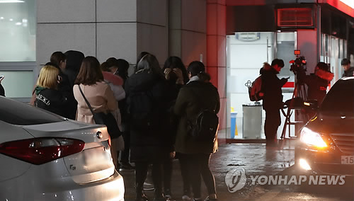 망연자실한 병원 앞 샤이니 종현 팬들 (서울=연합뉴스) 임헌정 기자 = 그룹 샤이니 종현이 18일 서울시 강남구 청담동에서 쓰러진 채 발견, 병원에 옮겨진 후 사망 판정을 받았다. 종현이 옮겨진 서울의 한 대학병원 앞에서 팬들이 망연자실하고 있다. 2017.12.18 kane@yna.co.kr