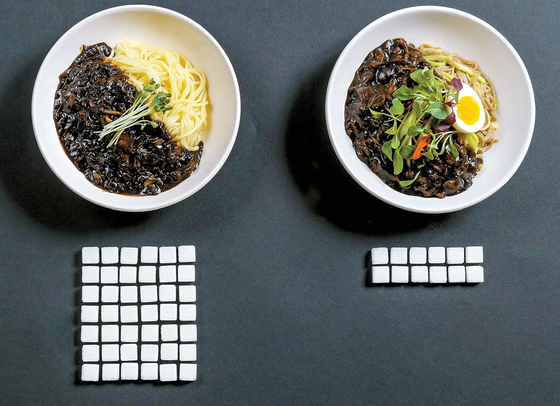 당뇨병 환자는 혈당을 급격하게 올리는 단순당 섭취를 최대한 줄이는 것이 좋다. 일반 자장면과 닥터키친 자장면에 든 당질을 비교해봤다.