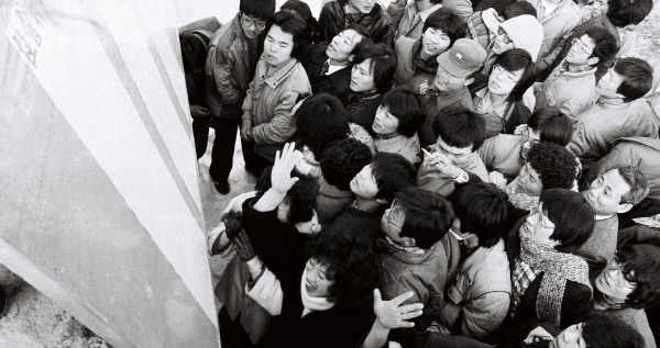 개천에서 용이 나는 신화를 꿈꾸던 시대에 자식의 ‘서울대 합격’ 혹은 ‘고시 패스’는 모든 부모들의 열망이었다. 서울대 합격자 게시판 앞에서 명단을 확인하는 사람들의 모습은 오래전의 일이 됐지만 수능 시대에도 시험을 통한 계층 상승의 꿈은 사라지지 않았다. 경향신문 자료사진