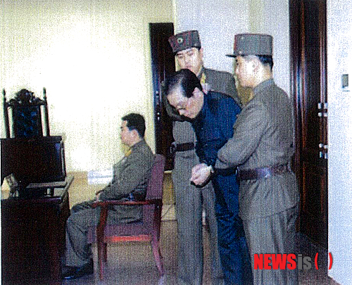 【서울=뉴시스】새누리당 서상기 의원이 13일 북한 장성택 사망 관련 자료를 공개했다. 북한은 지난 12일 장성택에게 국가전복음모죄를 적용해 사형을 선고했으며 노동신문을 통해 재판 장면을 공개했다. 2013.12.13. (사진=서상기의원실 제공)   photo@newsis.com