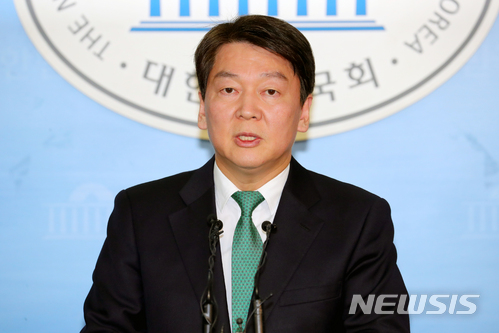 【서울=뉴시스】배훈식 기자 = 20일 오전 서울 여의도 국회 정론관에서 안철수 국민의당 대표가 긴급 기자회견을 열고 바른정당과의 통합에 당원이 찬성하면 백의종군하고 반대하면 사퇴하겠다고 말하고 있다. 2017.12.20. dahora83@newsis.com