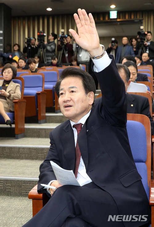 【서울=뉴시스】홍효식 기자 = 국민의당 안철수 대표가 바른정당과의 통합에 대한  전당원 투표를 제안하는 내용의 긴급 기자회견을 연 20일 오후 서울 여의도 국회에서 열린 의원총회에 참석한 정동영 의원이 손을 들어 발언하고 있다. 2017.12.20. yesphoto@newsis.com