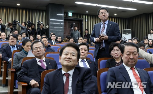 【서울=뉴시스】홍효식 기자 = 국민의당 안철수 대표가 바른정당과의 통합에 대한  전당원 투표를 제안하는 내용의 긴급 기자회견을 연 20일 오후 서울 여의도 국회에서 열린 의원총회에 참석한 최경환(오른쪽 위) 의원이 안철수 대표를 비판하는 발언을 하고 있다. 2017.12.20. yesphoto@newsis.com