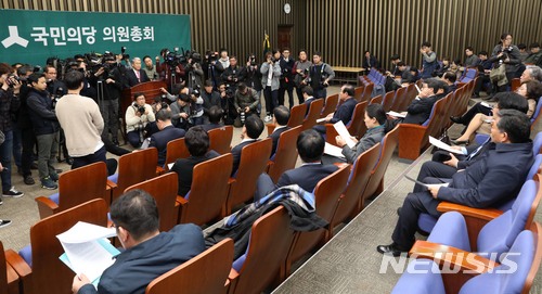 【서울=뉴시스】홍효식 기자 = 국민의당 안철수 대표가 바른정당과의 통합에 대한  전당원 투표를 제안하는 내용의 긴급 기자회견을 연 20일 오후 서울 여의도 국회에서 열린 의원총회에 참석한 의원들이 김동철 원내대표에게 안철수 대표 출석을 요구하고 있다. 2017.12.20. yesphoto@newsis.com