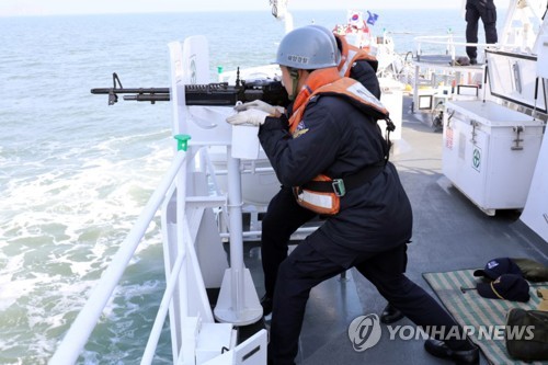 해경 공용화기 발사 훈련 [군산해경 제공=연합뉴스] 본 기사와 무관한 사진입니다. [단독] 해경, 서해 몰려든 중국어선 40척에 실탄 180발 발사