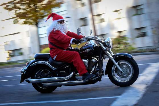 16일(현지시간) 에스파냐 비고 시내를 오토바이를 타고 질주하고 있는 산타클로스.[AFP=연합뉴스]