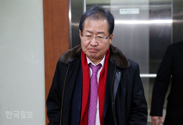홍준표 자유한국당 대표가 22일 오전 서울 여의도 당사로 출근하고 있다. 이날 오후 대법원은 홍 대표의 '성완종 리스트' 사건과 관련해 무죄 확정 판결을 선고했다. 배우한 기자