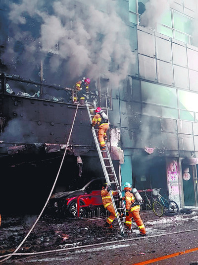 21일 오후 3시53분쯤 충북 제천시 하소동의 스포츠센터 건물에서 화재가 발생해 수십명의 사상자가 발생했다. 출동한 소방대원들이 사다리를 이용해 인명피해가 집중된 2층 여성 사우나로 진입하고 있다. 뉴시스
