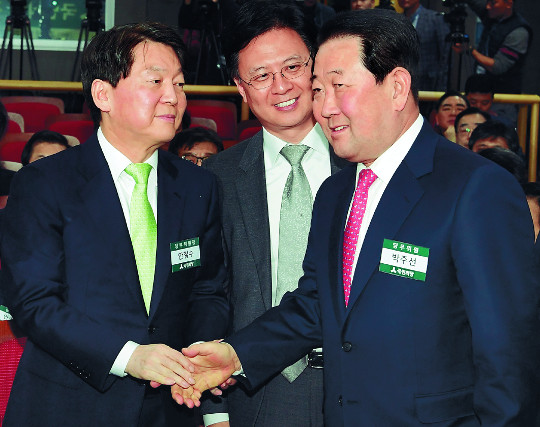 안철수 국민의당 대표(왼쪽)가 21일 서울 여의도 국회 의원회관에서 열린 제9차 당무위원회에 앞서 박주선 의원과 악수하고 있다. 최종학 선임기자