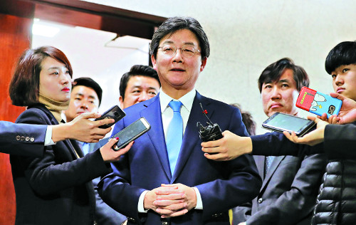 유승민 바른정당 대표가 국회에서 기자들 질문에 답변하고 있다. 뉴시스