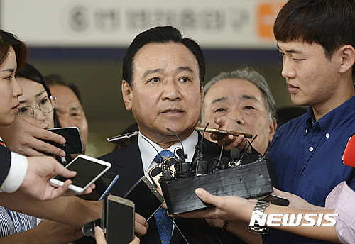 【서울=뉴시스】최진석 기자 = 이완구 전 국무총리가 지난해 9월27일 오전 서초구 서울고등법원에서 열린 항소심 선고 공판에서 무죄를 선고받은 후 법정을 나와 취재진의 질문에 답하고 있다. 2016.09.27.  myjs@newsis.com