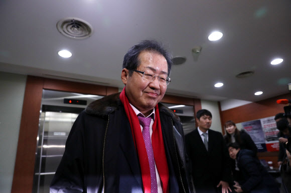 밝은 표정의 홍준표 한국당 대표 - 자유한국당 홍준표 대표가 22일 오전 서울 여의도 당사로 출근하고 있다. 이날 오후 대법원은 홍 대표의 ‘성완종 리스트’ 사건과 관련해 무죄를 선고한 원심판결을 확정했다. 2017.12.22 연합뉴스