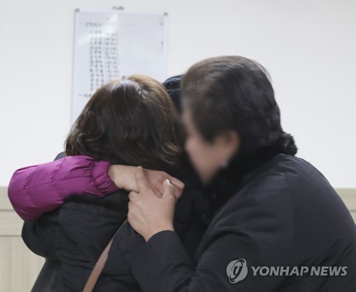 오열하는 유가족  (제천=연합뉴스) 이승민 기자 = 21일 오후 충북 제천시 제천서울병원에서 스포츠센터 화재 유가족들이 오열하고 있다. 2017.12.21  logos@yna.co.kr