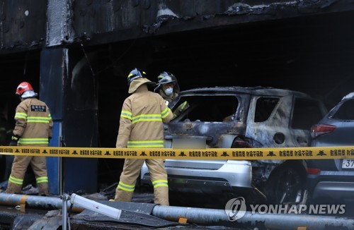 화재 시작된 주차장 수색하는 소방대원들 (제천=연합뉴스) 서명곤 기자 = 22일 화재로 29명이 사망한 충북 제천 스포츠센터 현장에서 소방관들이 수색 작업을 하고 있다.  seephoto@yna.co.kr