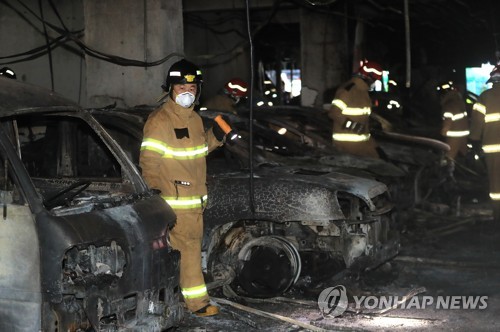화재 시작된 주차장 수색하는 소방대원들 (제천=연합뉴스) 서명곤 기자 = 22일 화재로 29명이 사망한 충북 제천 스포츠센터 현장에서 소방관들이 수색 작업을 하고 있다.  seephoto@yna.co.kr
