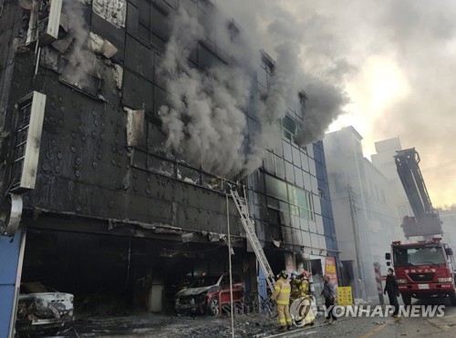 제천 스포츠 시설서 큰불 (제천=연합뉴스) 지난 21일 오후 충북 제천시 하소동 8층짜리 스포츠시설 건물에서 불이 나 119 소방대가 구조 작업을 펼치고 있다. [충북 제천소방서 제공=연합뉴스]     logos@yna.co.kr