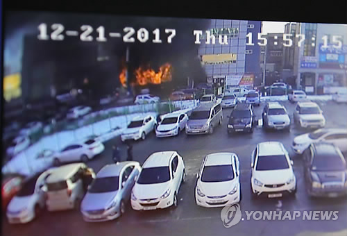제천 스포츠센터 화재 당시 인근 CCTV (제천=연합뉴스) 조현후 인턴기자 = 지난 21일 충북 제천 스포츠센터 화재로 29명이 사망한 사고가 발생했다. 22일 오전 화재가 발생한 스포츠센터 인근 상가 CCTV에 당시 화재 발생순간이 보이고 있다.         who@yna.co.kr
