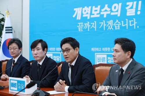 바른정당 오신환 원내대표-지상욱 정책위의장 (서울=연합뉴스) 홍해인 기자 = 22일 오전 국회 본청 바른정당 대표회의실에서 열린 의원총회에서 원내대표로 선출된 오신환 의원(오른쪽 두번째)이 인사말을 하고 있다. 오 원내대표 오른쪽은 정책위의장으로 선출된 지상욱 의원. 2017.12.22      hihong@yna.co.kr