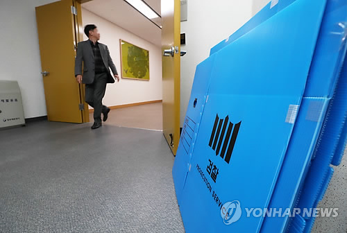 해수부 앞 검찰 박스 (세종=연합뉴스) 이진욱 기자 = 박근혜 정부가 4·16 세월호 참사 특별조사위원회의 업무를 조직적으로 방해한 의혹과 관련해 검찰이 해양수산부에 대한 압수수색을 실시한 22일 오전 해수부 사무실 앞에 압수수색 물품을 담을 박스가 놓여 있다.       cityboy@yna.co.kr