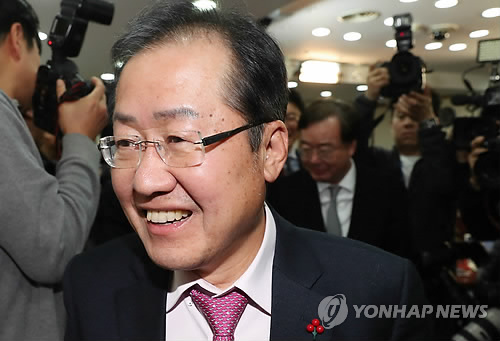 환한 표정의 '무죄' 홍준표 (서울=연합뉴스) 김현태 기자 = 자유한국당 홍준표 대표가 '성완종 리스트' 관련 대법원의 무죄 선고를 받은 22일 오후 서울 여의도 당사에서 기자회견 후 밝은 표정으로 회견장을 나가고 있다. 2017.12.22      mtkht@yna.co.kr