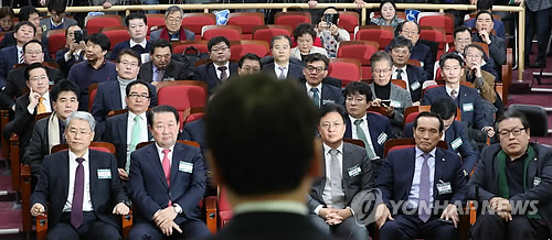 안철수 향한 싸늘한 눈길 (서울=연합뉴스) 김현태 기자 = 국민의당 안철수 대표가 21일 오후 국회 의원회관에서 열린 국민의당 당무위원회의에 참석해 통합의 필요성에 대해서 발언하자 참석한 당문위원들과 의원들이 굳은표정으로 안 대표를 바라보고 있다. 2017.12.21     mtkht@yna.co.kr