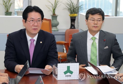 국민의당 이동섭 기자간담회 (서울=연합뉴스) 이정훈 기자 = 국민의당 전당원 투표 중앙당 선거관리위원장을 맡은 이동섭 의원(왼쪽)이 22일 오전 국회에서 기자간담회를 하고 있다.     uwg806@yna.co.kr