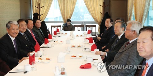 국민의당 고문단 오찬 회동 참석한 김동철 원내대표 (서울=연합뉴스) 홍해인 기자 = 국민의당 김동철 원내대표(왼쪽)가 22일 오후 서울 여의도 한 중식당에서 열린 국민의당 고문단 오찬 회동에 전날 당무위원회 결과 등 최근 바른정당과의 통합 논의와 관련해 고문단에게 설명하기 위해 회동에 참석하고 있다.     hihong@yna.co.kr