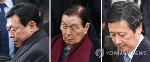 '롯데가 경영비리' 엇갈린 운명 (서울=연합뉴스) 임헌정 기자 = '횡령·배임·탈세' 등 롯데가 경영비리 혐의로 재판을 받은 신동빈 롯데그룹 회장(왼쪽부터), 신격호 총괄회장, 신동주 SDJ코퍼레이션 회장이 22일 오후 서울 서초구 서울중앙지법에서 열린 선고공판이 끝난 뒤 각각 법정을 나서고 있다. 2017.12.22      kane@yna.co.kr