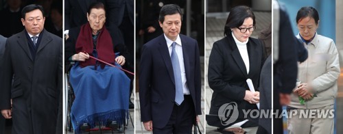 재판 마친 롯데 총수 일가 (서울=연합뉴스) 임헌정 윤동진 기자 = 신동빈 롯데그룹 회장(왼쪽부터), 신격호 총괄회장, 신동주 SDJ코퍼레이션 회장, 서미경 씨, 신영자 롯데장학재단 이사장이 22일 오후 서초구 서울중앙지법에서 열린 '횡령·배임·탈세' 등 경영비리 혐의 관련 1심 선고 공판을 마친 뒤 법원을 나서고 있다. 법원은 이날 신동빈 회장에게 징역 1년8개월에 집행유예 2년, 신격호 총괄회장에게 징역 4년과 벌금 35억원, 신동주 회장에게 무죄, 서미경 씨에게 징역 2년에 집행유예 3년, 신영자 이사장에게 징역 2년을 선고했다. 2017.12.22      kane@yna.co.kr