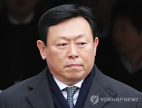 집행유예 선고받은 신동빈 롯데그룹 회장 (서울=연합뉴스) 임헌정 기자 = '횡령·배임·탈세' 등 롯데가 경영비리 혐의로 1심에서 집행유예를 선고받은 신동빈 롯데그룹 회장이 22일 오후 서울 서초구 서울중앙지법에서 열린 선고공판이 끝난 뒤 법정을 나서고 있다. 2017.12.22      kane@yna.co.kr