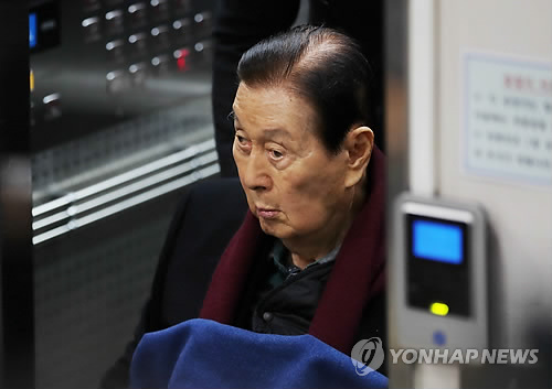 선고공판 출석하는 신격호 총괄회장 (서울=연합뉴스) 윤동진 기자 = 롯데 창업주 신격호 총괄회장이 22일 오후 서초구 서울중앙지법에서 열린 '횡령·배임·탈세' 등 경영비리 혐의 관련 1심 선고 공판에 출석하고 있다. 2017.12.22      mon@yna.co.kr