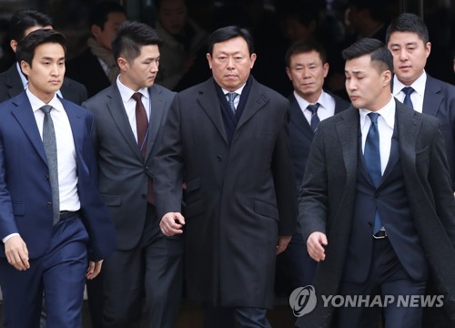 집행유예 선고받은 신동빈 롯데그룹 회장 (서울=연합뉴스) 임헌정 기자 = '횡령·배임·탈세' 등 롯데가 경영비리 혐의로 1심에서 집행유예를 선고받은 신동빈 롯데그룹 회장이 22일 오후 서울 서초구 서울중앙지법에서 열린 선고공판이 끝난 뒤 법정을 나서고 있다. 2017.12.22      kane@yna.co.kr