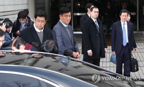 아버지 바라보는 신동주 SDJ코퍼레이션 회장 (서울=연합뉴스) 임헌정 기자 = '횡령·배임·탈세' 등 롯데가 경영비리 혐의로 1심에서 무죄를 선고받은 신동주 SDJ코퍼레이션 회장이 22일 오후 서울 서초구 서울중앙지법에서 열린 선고공판이 끝난 뒤 법정을 나서며 차량에 타는 아버지 신격호 롯데 총괄회장을 바라보고 있다. 2017.12.22      kane@yna.co.kr