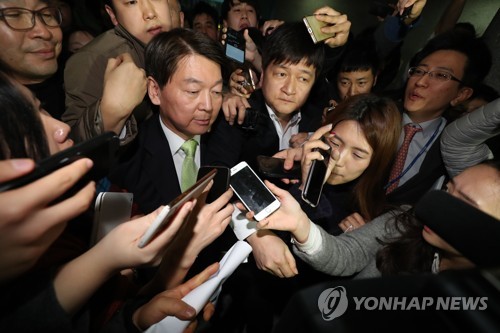 안철수에 쏟아지는 질문 (서울=연합뉴스) 김현태 기자 = 국민의당 안철수 대표가 21일 오후 국회 의원회관에서 열린 당무위원회를 끝낸 기자들의 질문 세례를 받고 있다. 이날 당무위원회에서는 앞서 안 대표가 제시한 국민의당이 바른정당과의 통합 찬반에 대한 전체 당원들의 의사를 묻는 투표 실시를 의결했다. 2017.12.21      mtkht@yna.co.kr