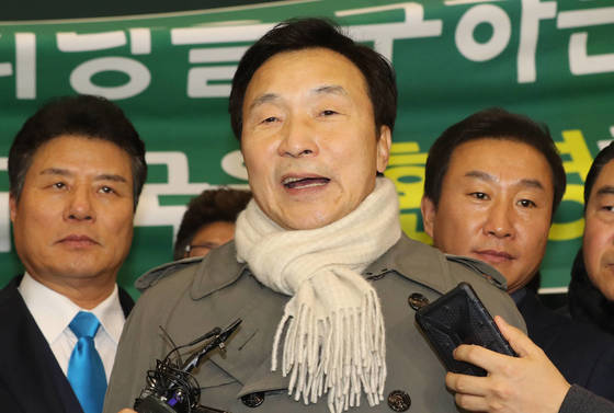 국민의당 손학규 상임고문이 2개월 보름가량의 미국 체류 일정을 끝내고 인천국제공항을 통해 귀국, 성명을 발표하고 있다. [연합뉴스]