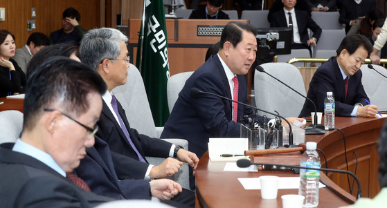김동철 국민의당 원내대표가 22일 국회에서 의원총회를 주재했다. 이날 회의는 공개로 진행됐다. 박주선 의원이 발언하고 있다. 강정현 기자