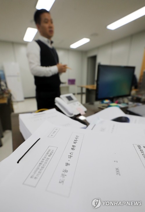 정식 수사 시작한 '다스 비자금 수사팀' (서울=연합뉴스) 최재구 기자 = 이명박 전 대통령이 실소유주인 것으로 의심을 받는 자동차 부품회사 다스의 비자금 조성 의혹을 수사하는 검찰 수사팀이 서울동부지검에 사무실을 차리고 정식 수사에 들어갔다. 26일 송파구 서울동부지검에서 검찰 관계자들이 관련 서류를 검토하며 대화하고 있다.     jjaeck9@yna.co.kr
