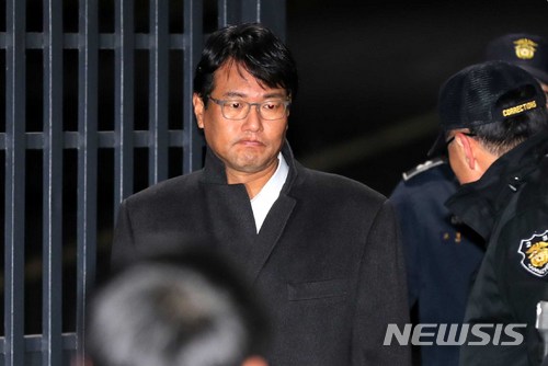 【의왕=뉴시스】고범준 기자 = 이명박 정부 당시 국군 사이버사령부 댓글 공작에 관여한 혐의를 받고 있는 김태효 전 청와대 대외전략기획관이 지난 13일 새벽 구속영장이 기각된 후 경기도 의왕시 서울구치소에서 나와 차량으로 향하고 있다. 2017.12.13. bjko@newsis.com