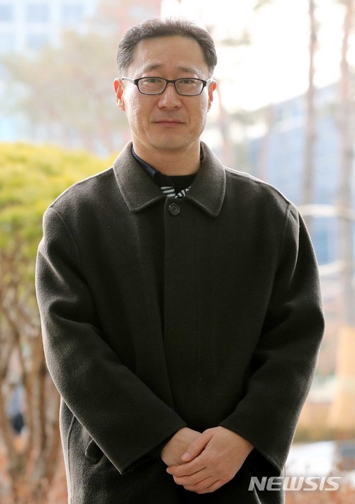 【서울=뉴시스】고범준 기자 = 이명박 전 대통령이 실소유주라는 의혹을 받고 있는 자동차 시트부품 생산업체 '다스'(DAS)의 비자금 조성 의혹 사건과 관련해 채동영 전 다스 경리팀장이 28일 오전 서울 송파구 동부지방검찰청에 참고인 신분으로 출석하고 있다. 2017.12.28. bjko@newsis.com