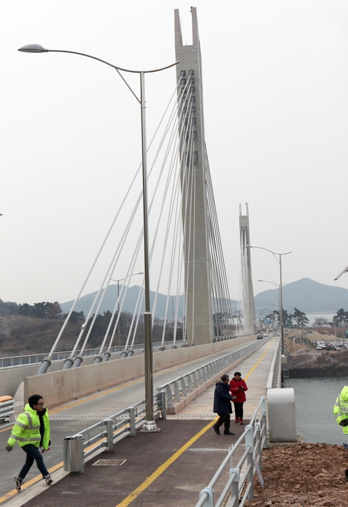 군산 섬 연결도로 장자대교 (군산=연합뉴스) 최영수 기자 = 전북 군산시 신시도 새만금방조제에 무녀도~선유도~장자도를 잇는 고군산연결도로가 28일 개통했다. 선유도와 장자도를 잇는 장자대교.
