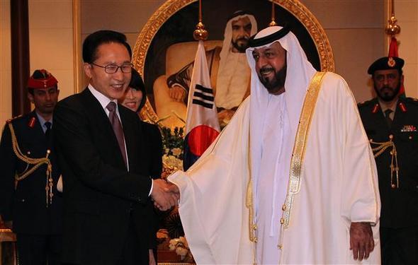한-UAE 정상회담 아랍에미리트(UAE)를 방문한 이명박 대통령이 2011년3월 13일 오후(현지시각) 아부다비 시내 무슈리프궁에서 칼리파 빈 자이드 나하얀 대통령과 정상회담을 하기에 앞서 악수하고 있다. 아부다비/김봉규 기자 bong9@hani.co.kr