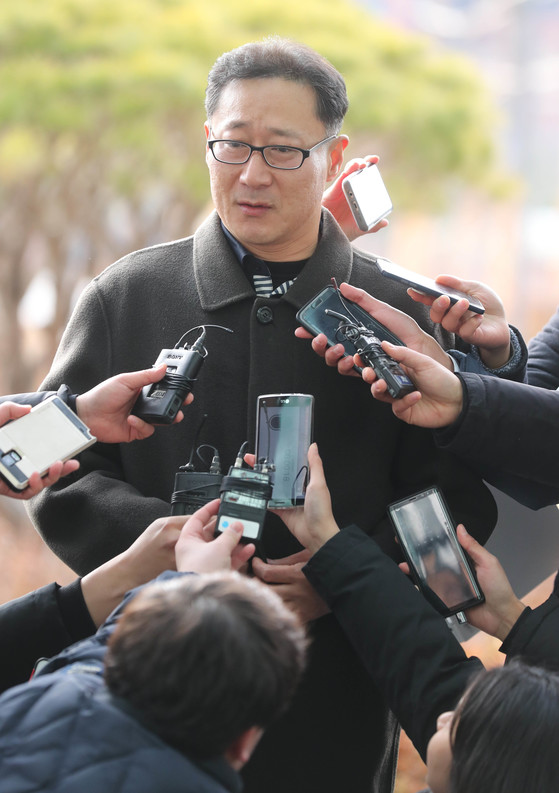채동영 전 다스 경리팀장이 이명박 전 대통령이 실소유주라는 의심을 받는 자동차 부품업체 다스의 비자금 조성 의혹 사건과 관련 참고인 신분으로 조사 받기 위해 28일 오전 송파구 서울동부지검으로 출석하며 취재진 질문에 답하고 있다. 신인섭 기자