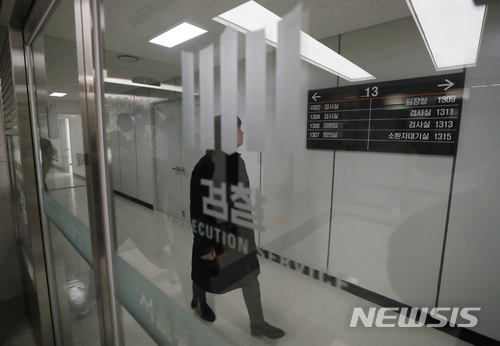 【서울=뉴시스】김진아 기자 = '다스 횡령 의혹 관련 고발 사건 수사팀'이 공식 가동한 26일 서울 송파구 서울동부지검에 수사팀 사무실이 마련됐다. 사진은 이날 서울동부지검. 서울중앙지검으로부터 관련 자료를 넘겨받은 서울동부지검은 문찬석(56·사법연수원 24기) 차장검사를 팀장으로 한 전담 수사팀은 실소유주 논란이 끊이지 않고 있는 자동차부품업체 '다스(DAS)'의 비자금 횡령 의혹 재수사를 이날부터 본격화 한다. 2017.12.26. bluesoda@newsis.com