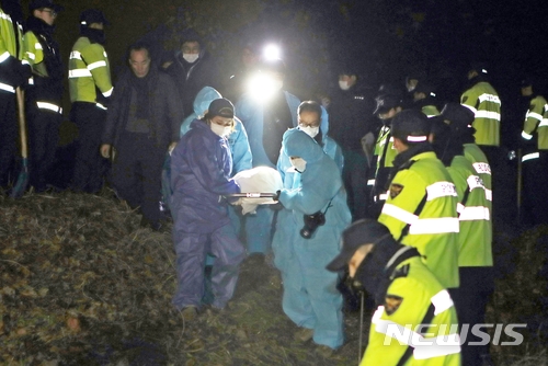 【군산=뉴시스】고석중 기자 = 실종됐던 고준희(5)양의 시신이 29일 오전 4시50분께 발견돼 전북 군산시의 한 야산에서 발견돼 경찰 감식반원들이 운구차에 옮기고 있다. 2017.00.00. k9900@newsis.com