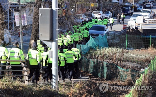실종된 고준희양 찾는 경찰 [연합뉴스 자료사진]