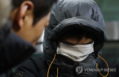 마스크로 가린 얼굴  (전주=연합뉴스) 임채두 기자 = 실종된 고준희(5)양을 야산에 유기한 친부 고모(36)씨가 29일 새벽 전주 덕진경찰서로 압송되고 있다. 2017.12.29  doo@yna.co.kr  (끝)