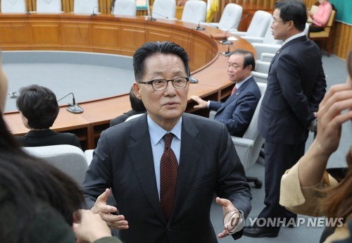 취재진 질문에 답하는 박지원 (서울=연합뉴스) 이정훈 기자 = 국민의당 박지원 의원이 22일 오전 국회에서 열린 의원총회에서 취재진의 질문에 답하고 있다. 2017.12.22 uwg806@yna.co.kr