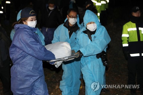 야산에서 발견된 고준희양 시신  (군산=연합뉴스) 최영수 기자 = 실종된 고준희(5)양 시신이 29일 새벽 전북 군산시 오식도동 한 야산에서 발견돼 경찰 감식반원들이 옮기고 있다. 2017.12.29  kan@yna.co.kr  (끝)