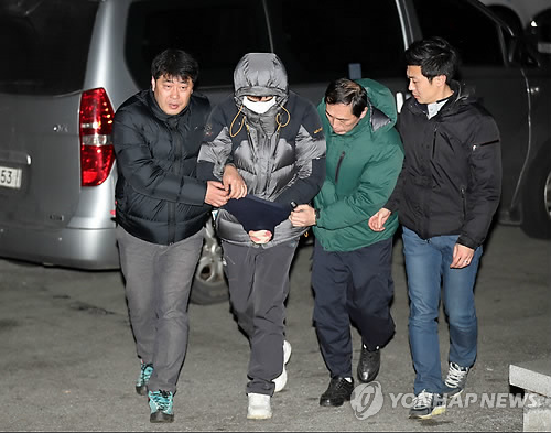 경찰서로 들어오는 비정한 친부  (전주=연합뉴스) 정경재 기자 = 고준희(5)양 시신을 야산에 매장한 혐의를 받는 친부 고모(36)씨가 29일 새벽 전북 전주덕진경찰서로 압송돼 들어오고 있다. 2017.12.29  jaya@yna.co.kr  (끝)